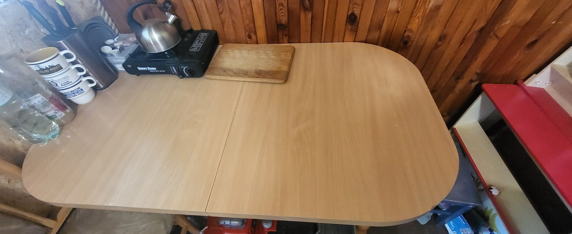 Duży owalny stół rozsowany i dwa krzesła drewniane