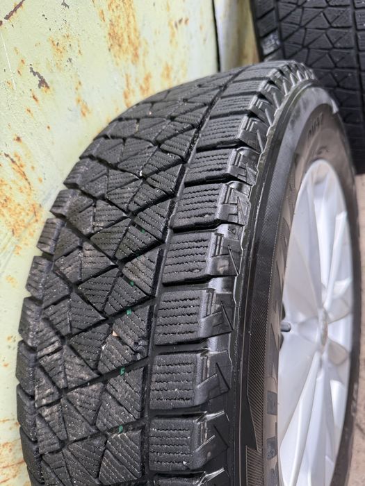 Резина зимняя Bridgestone Blizzak DM-V2