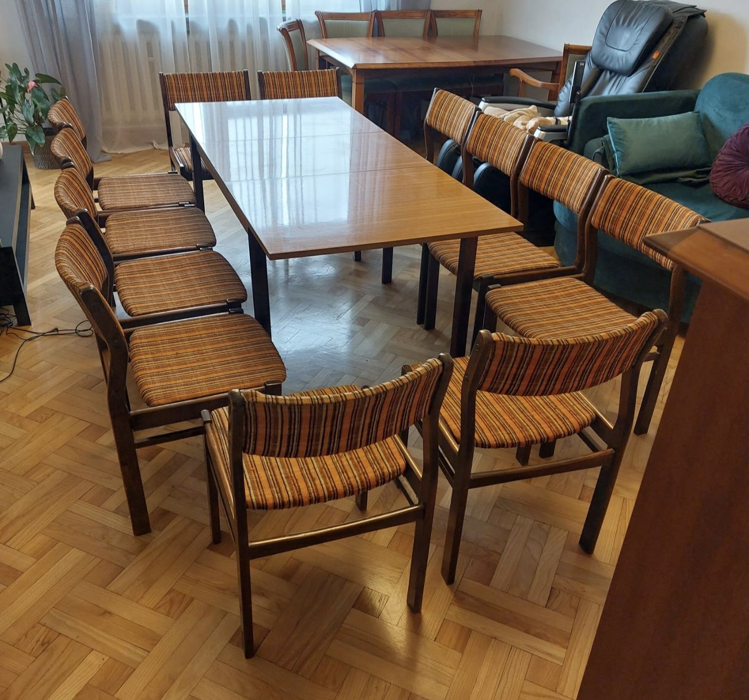 12 krzeseł i stół