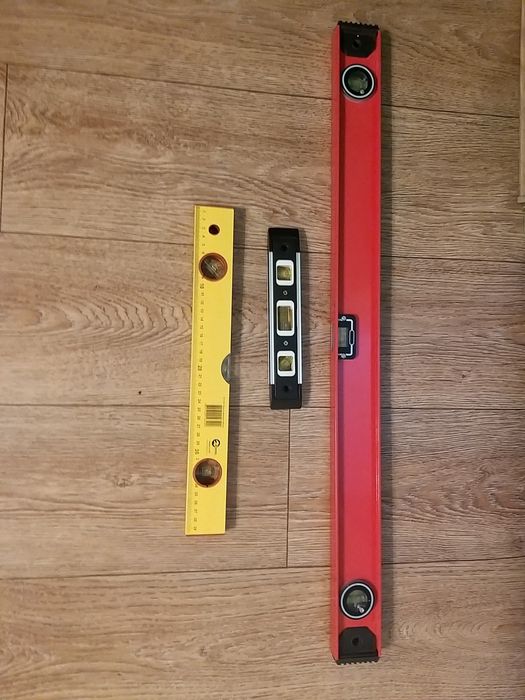 Уровень,    замок, пилка ,рулетки ,вольтметр