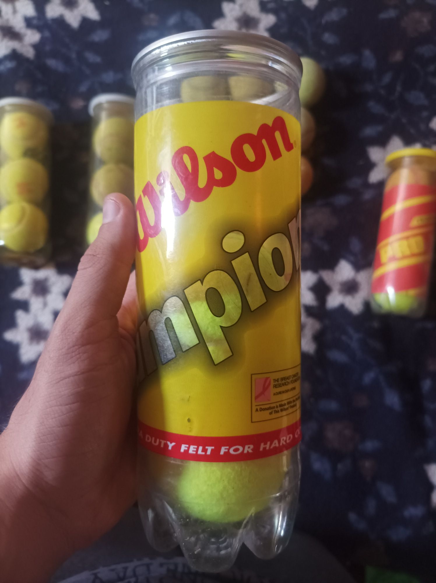 Conjunto de bolas de tênis de várias marcas