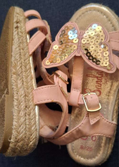 Bardzo ładne,nowe dziewczęce sandałki rozmiar 26.