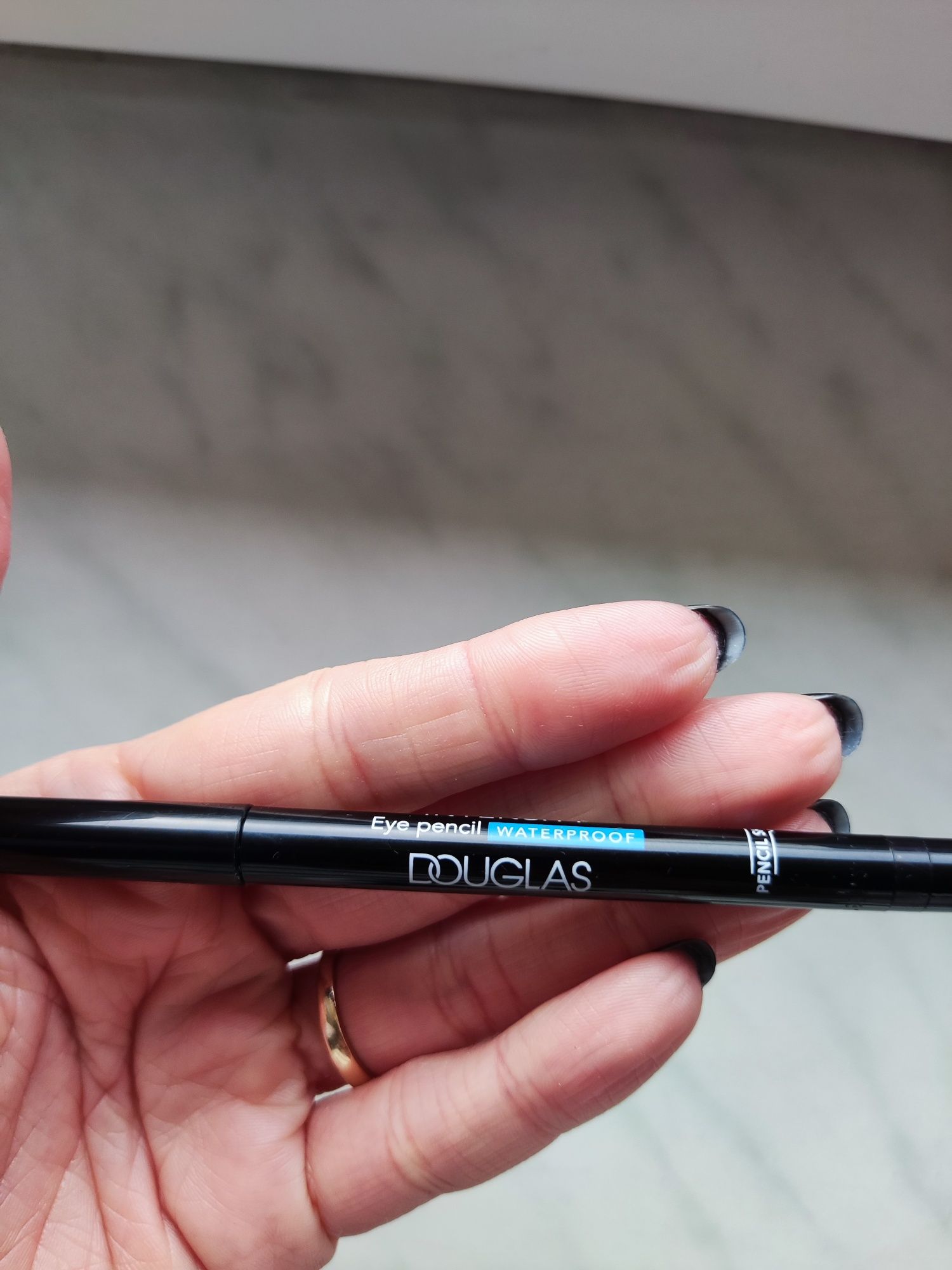 Czarna kredka do oczu Douglas make up intensity eyeliner waterproof