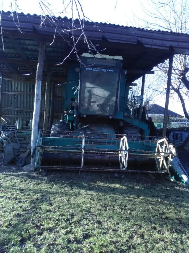 Kombajn zbożowy John Deere 975