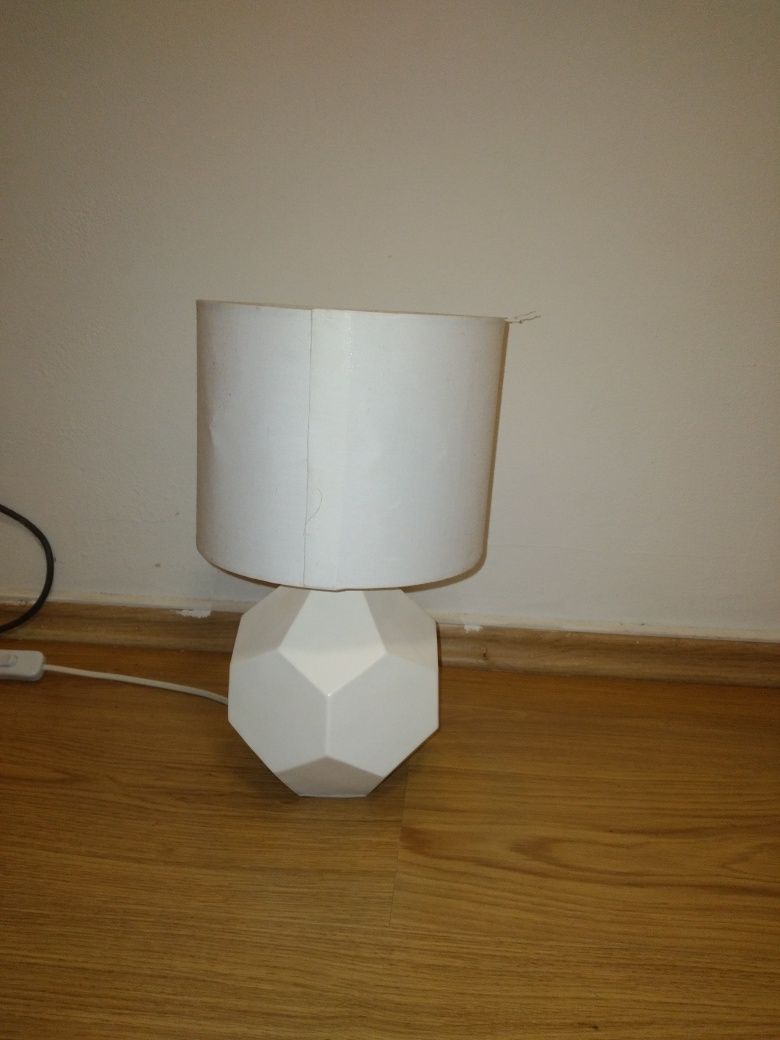Lampka stojąca na stolik