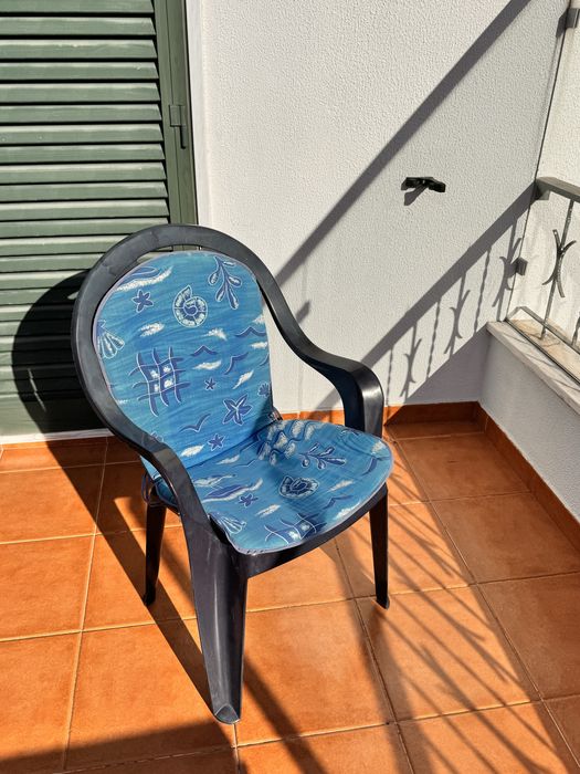 Cadeiras de plastico com almofada