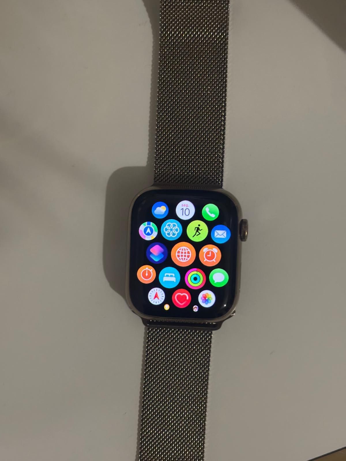 Apple Watch Series 8 GPS + Cellular 45mm Dourado com Loop Milanesa