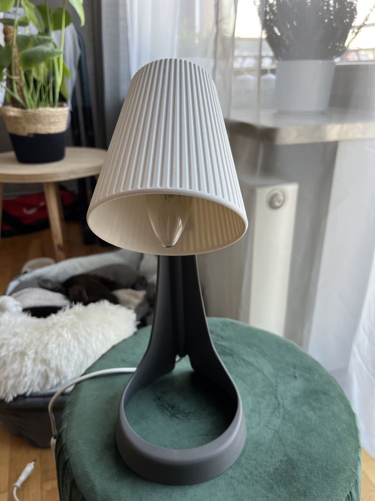 Lampa na biurko mała basic biało czarna z ukrytym kablem