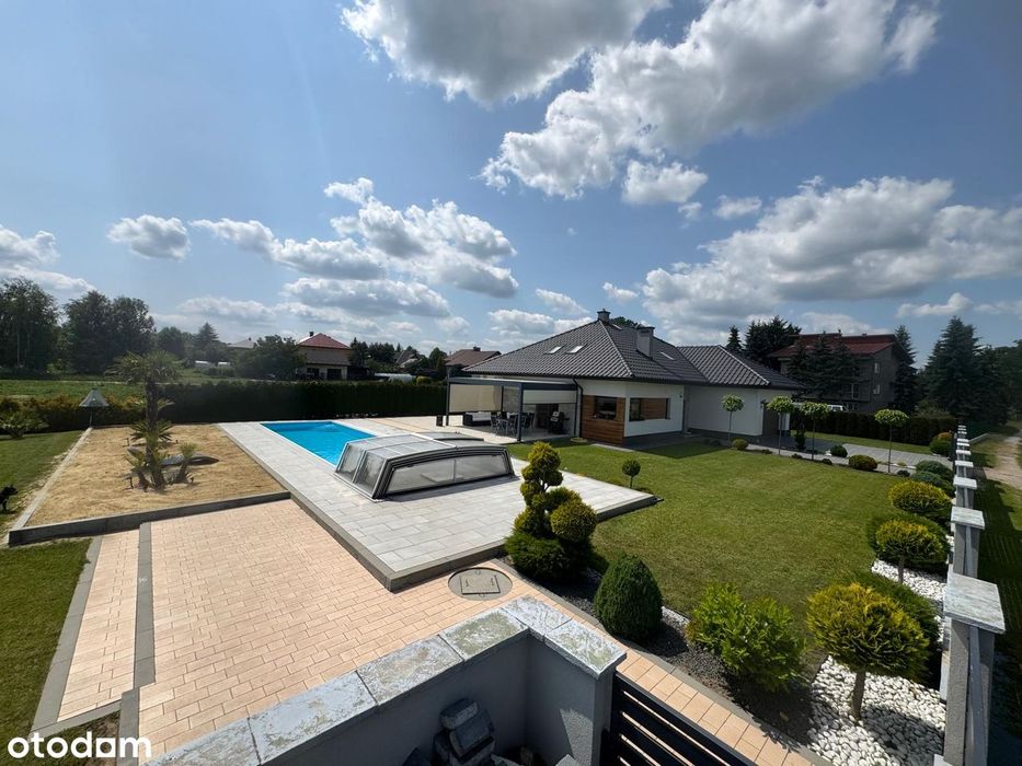 Nowoczesny dom z basenem w spokojnej okolicy