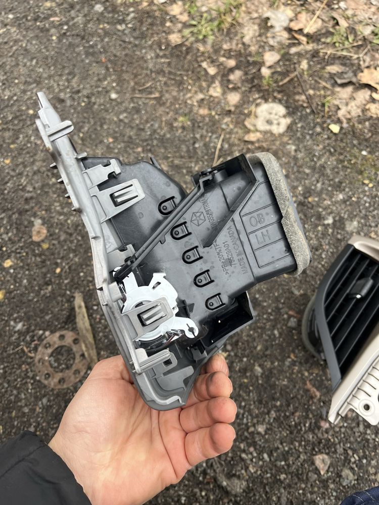 Cherokee kl 14-18 дефлектори печкі салона бокові