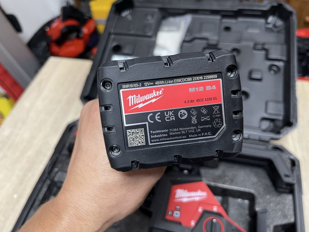 Milwaukee M12 3PL / 3D лінійний лазерний рівень Мілвокі
