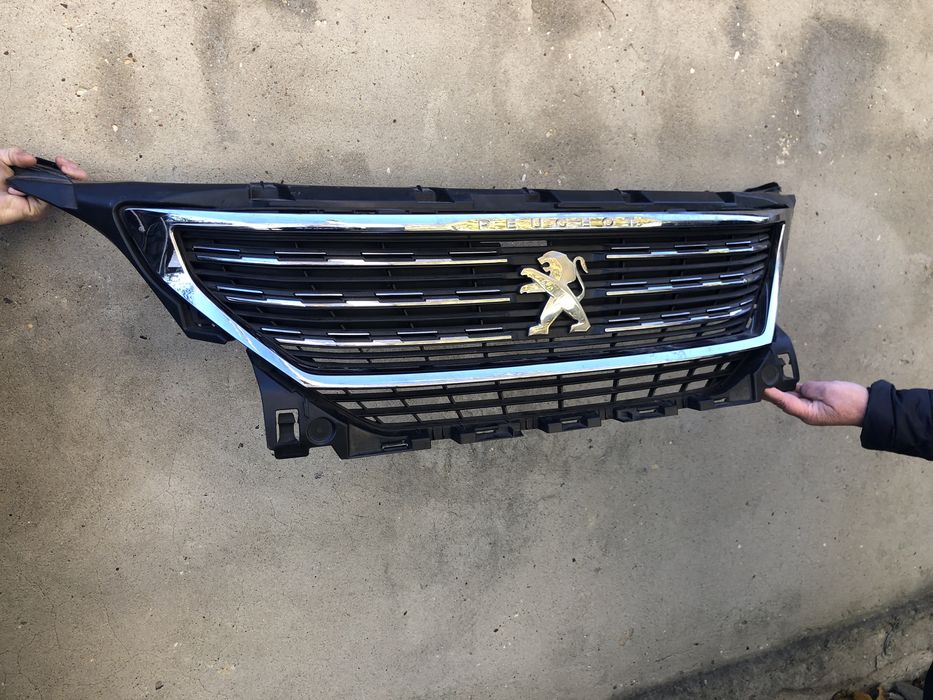 Решетка радиатора  на peugeot 3008