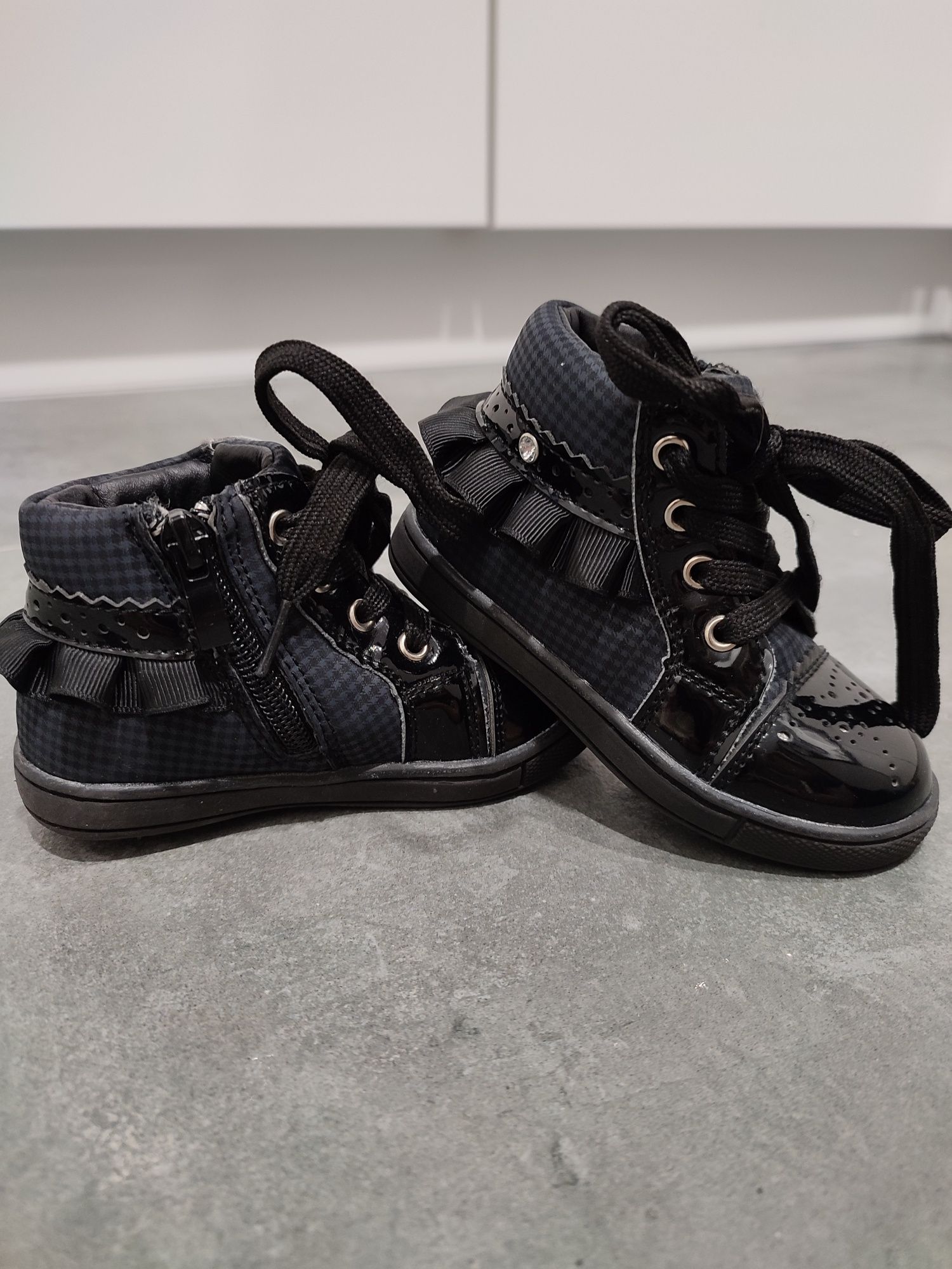 Buty trzewiki dziecięce czarne lakierowane HKR rozmiar 21