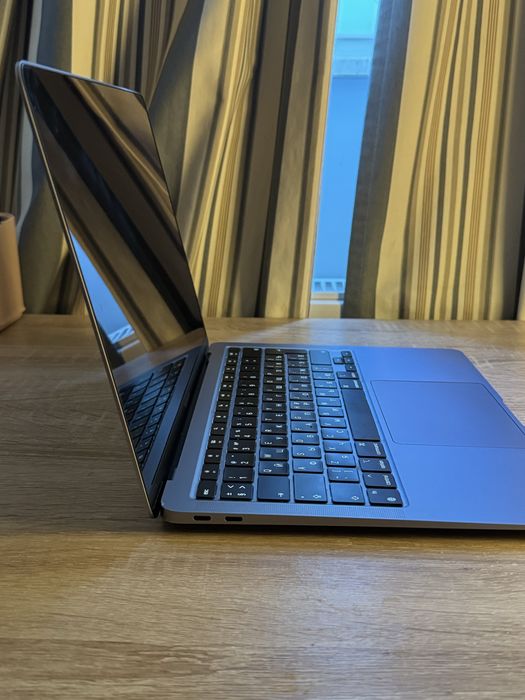 MacBook Air M1 (2020) – 8GB RAM, 256GB SSD