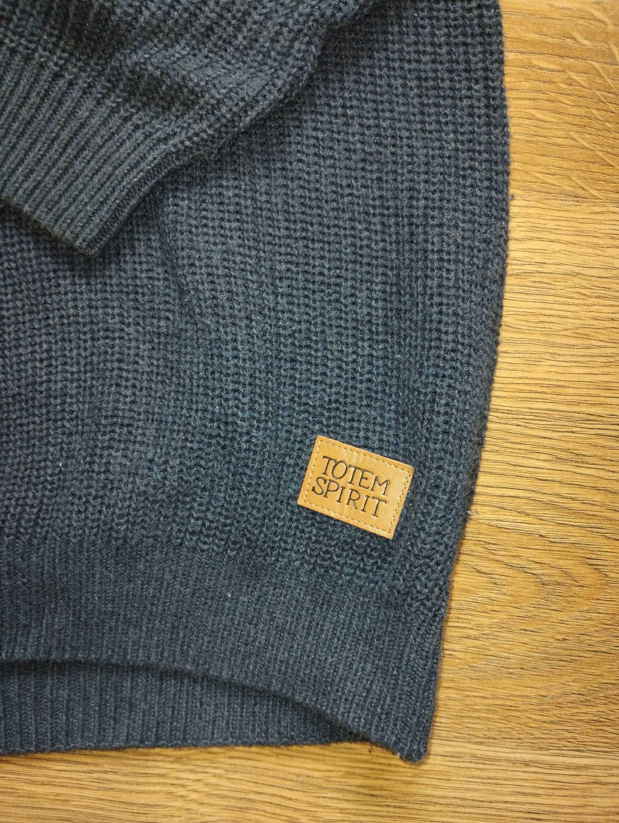 Granatowy sweter dla chłopca