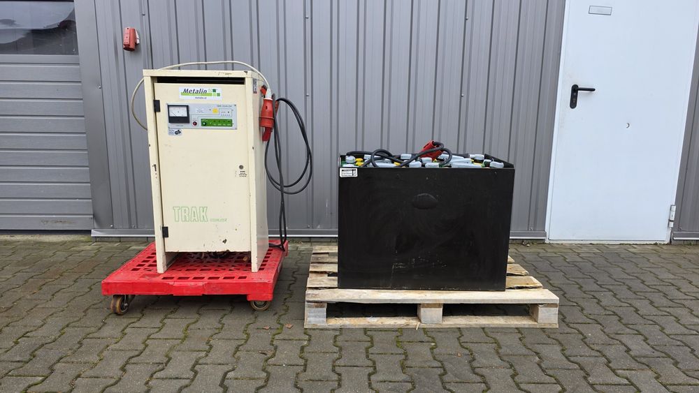 Bateria trakcyjna 24 V 920 Ah kompletna z ładowarka 140 A do wózka