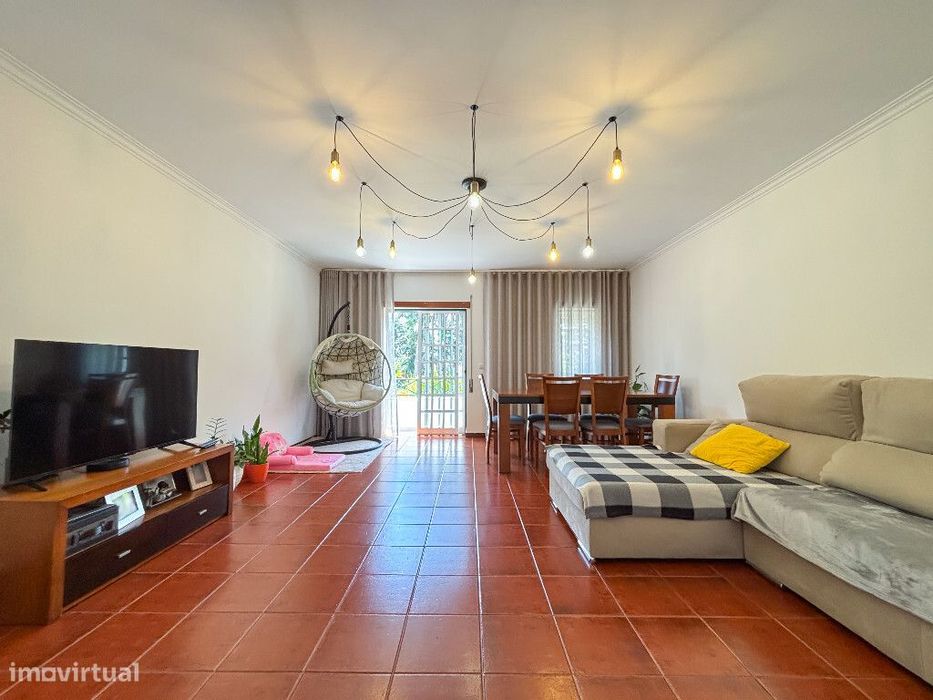 Apartamento T3 com garagem em zona de Santa Apolónia