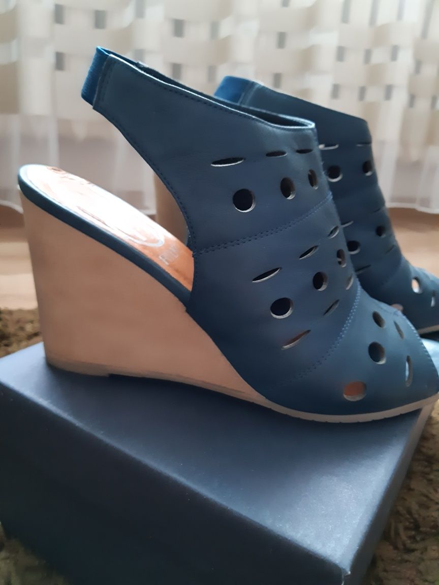 Sprzedam buty sandały na koturnie Ryłko rozm. 39