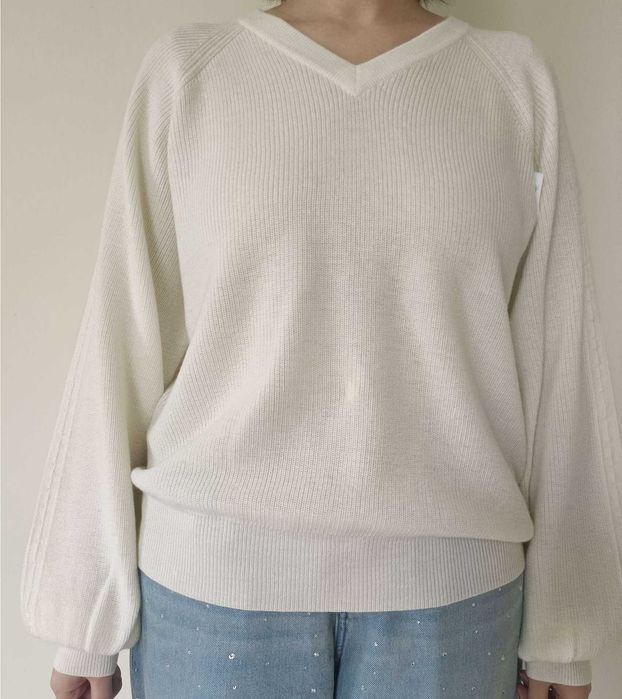 Sweter damski luźny V-neck, śmietankowa biel, wełna 60%, rozmiar M