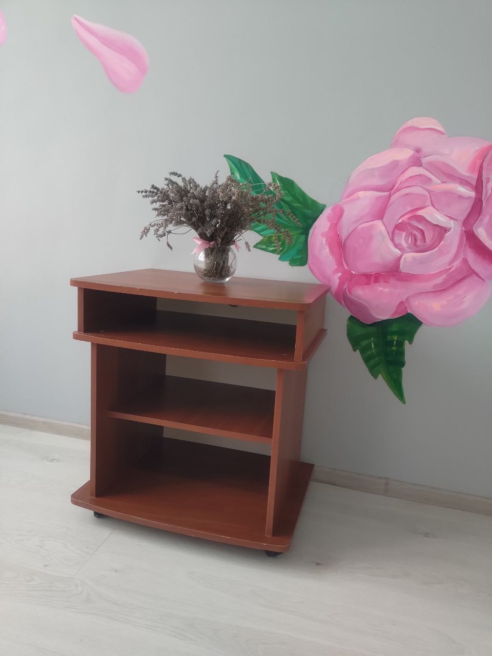 Продам тумбу с полочками