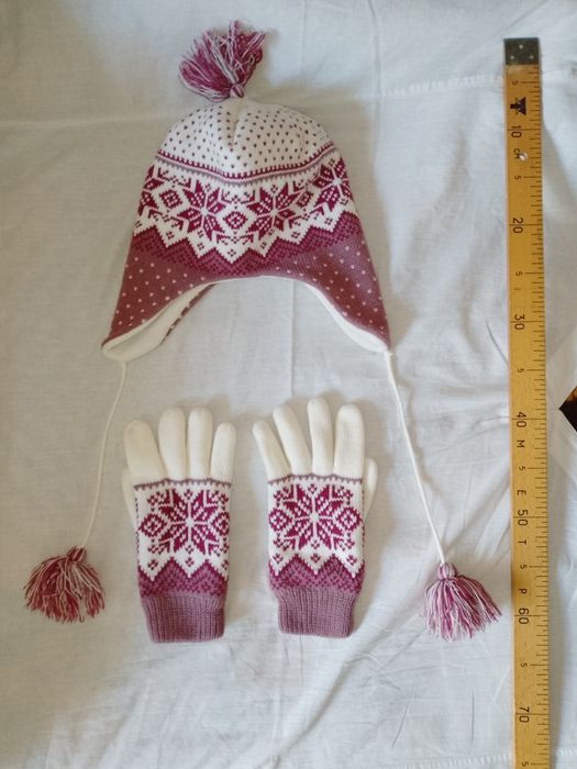 Продається комплект зимового жіночого одягу, шапка, печатки, шарф.