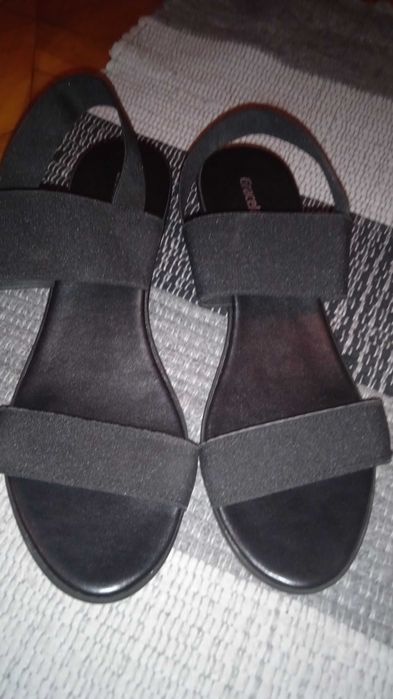 Sandały czarne na koturnie