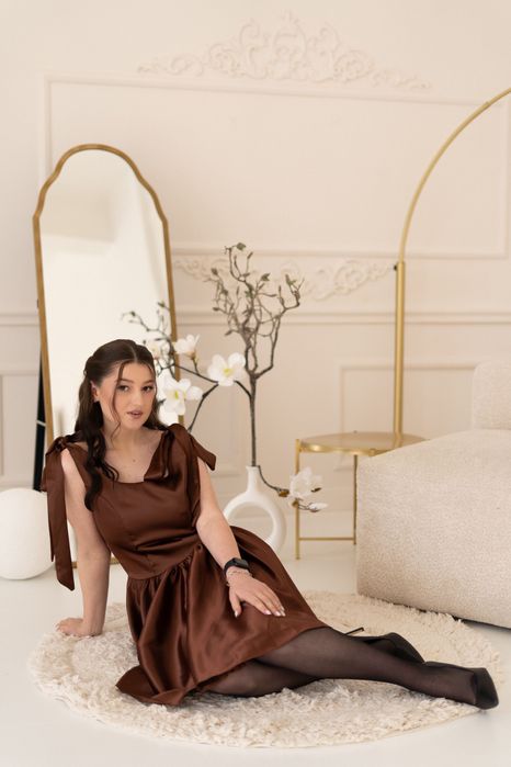 Продам елегантну атласну сукню кольору гіркого шоколаду