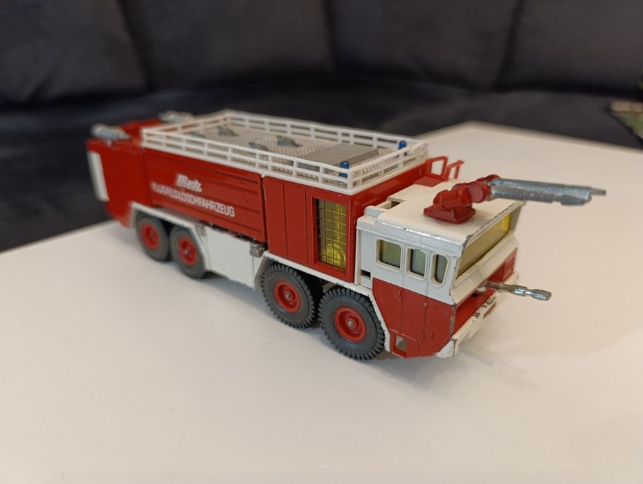 Siku kolekcjonerski resorak ciężarówka straż lot jako samolot lotnisko