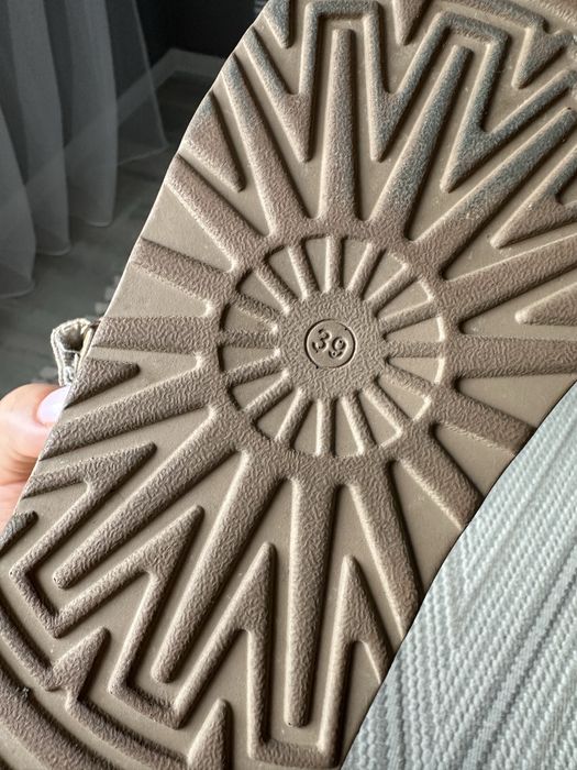 Босоніжки натуральний замш UGG