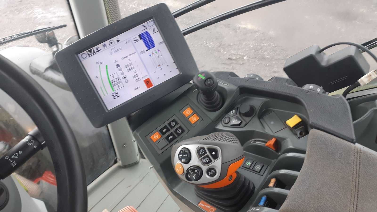 Трактор Claas Axion 940.