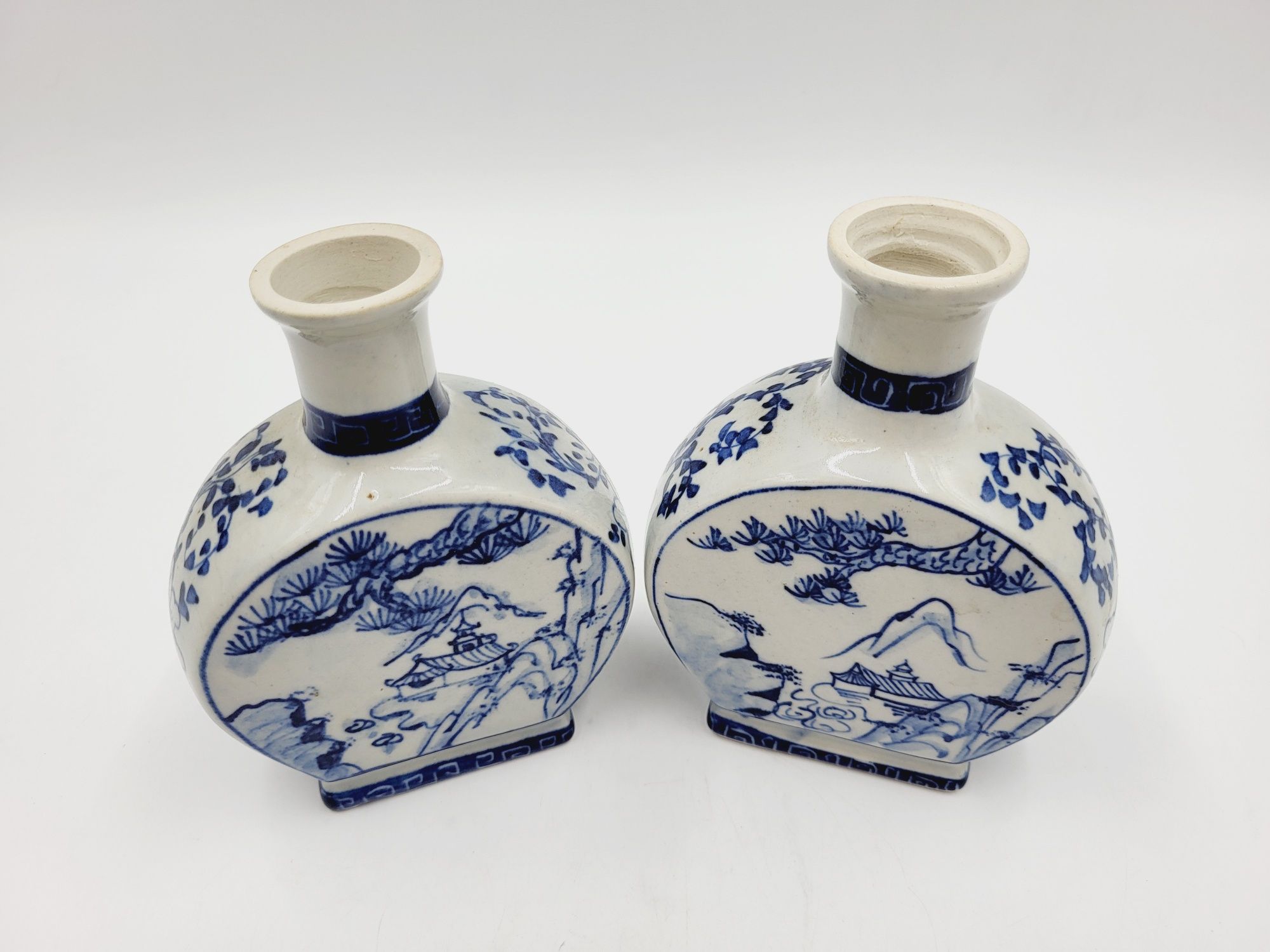 Dwa ceramiczne ręcznie malowane wazony buteleczki