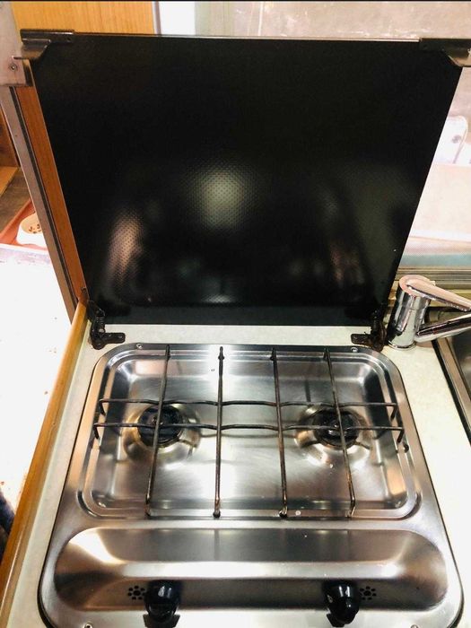 Autocaravana bem equipada para 4 pessoas