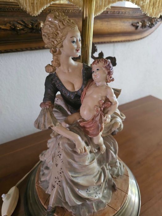 Candeeiro Vintage de Mesa com Figura Feminina e Criança