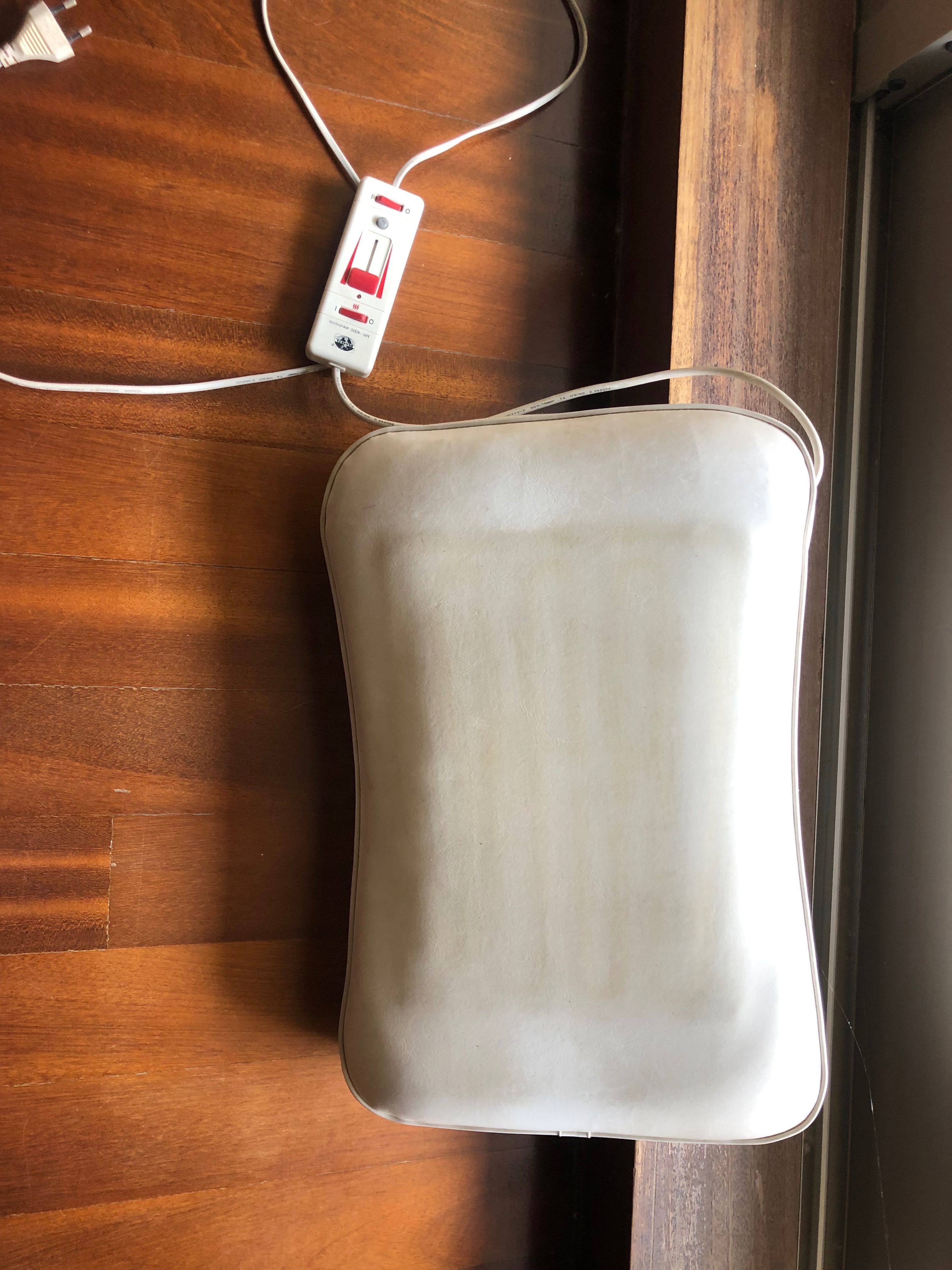 Aparelho para massagem de pés,  com aquecimento e comando