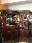 Móvel-bar em madeira com mármore