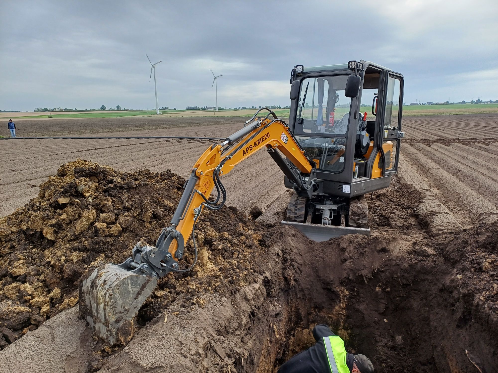 Usługi koparką wykopy, roboty ziemne wynajem koparka z operatorem