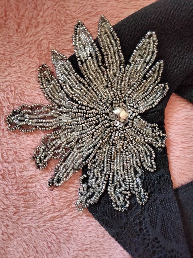 Czarna sukienka, z aplikacjami, koralikami na ramionach, r. S, VENA