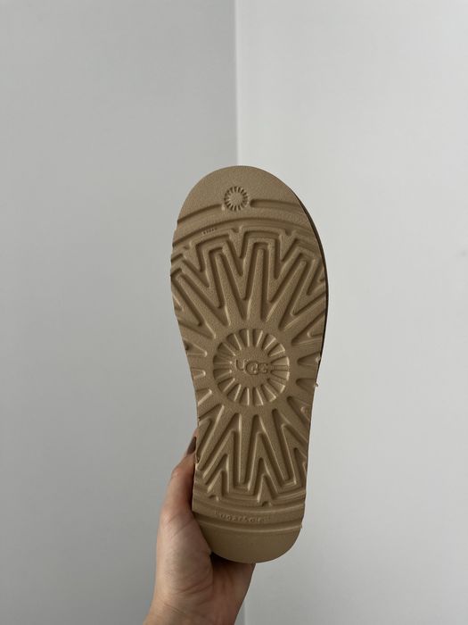 Bota UGG cano baixo bege