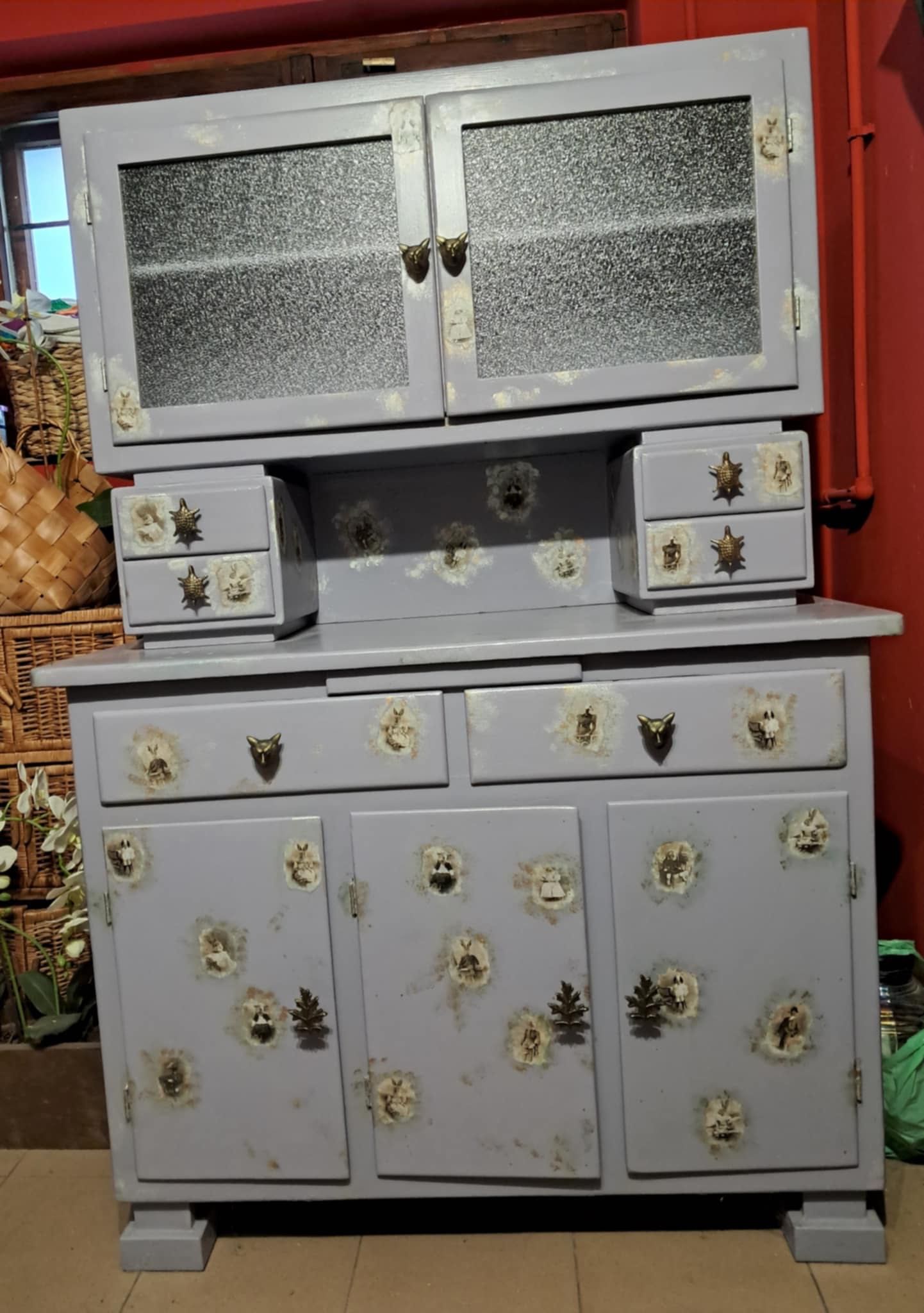 Kredens w stylu vintage