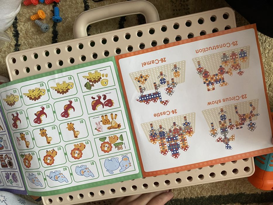 Гра, мозаїка з шурупокрутом у валізі