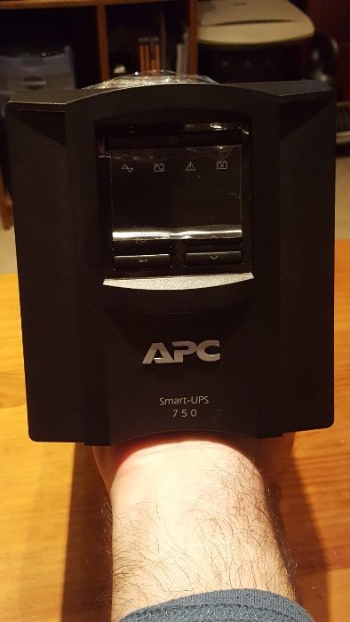 Unidade Smart-UPS 750VA LCD 230V da APC, com pouco uso.