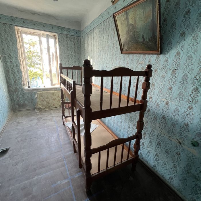 Кровать двухярусная деревянная