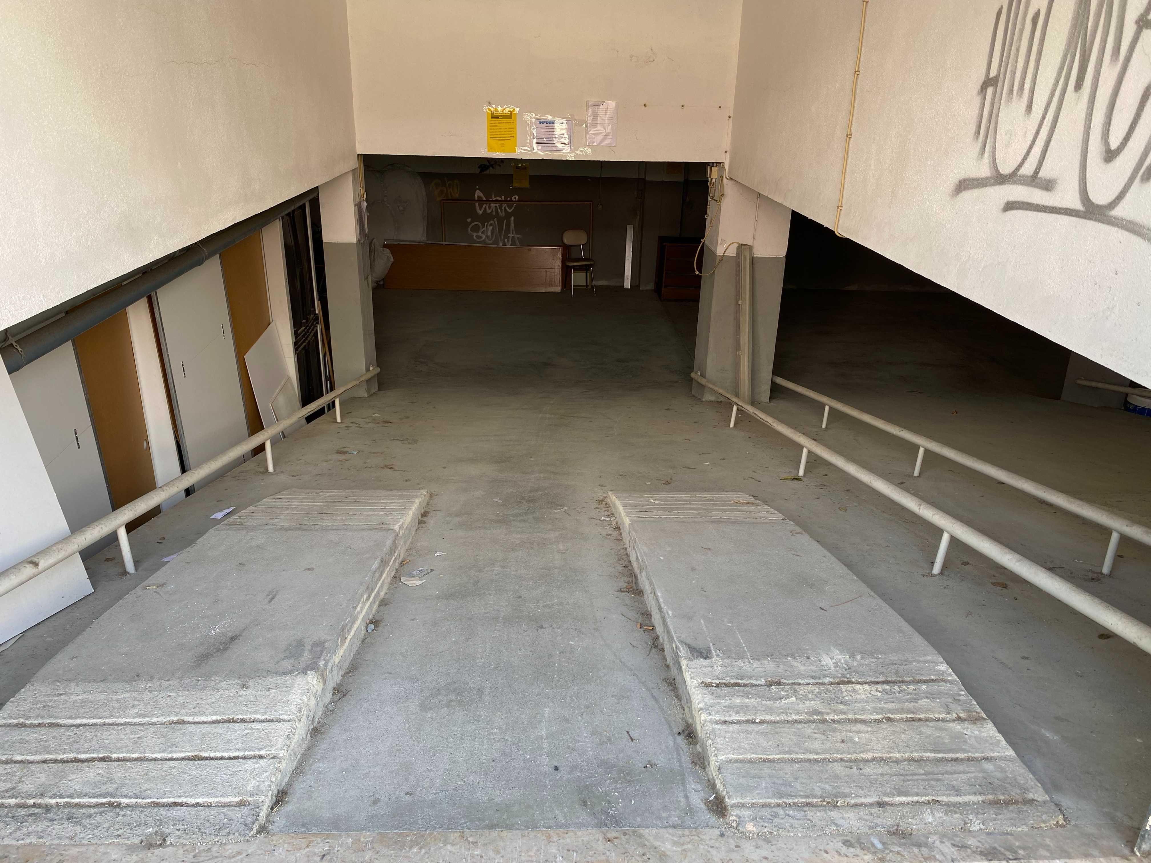 Parqueamento 12,55m2 em Santo António na Costa de Caparica com janela