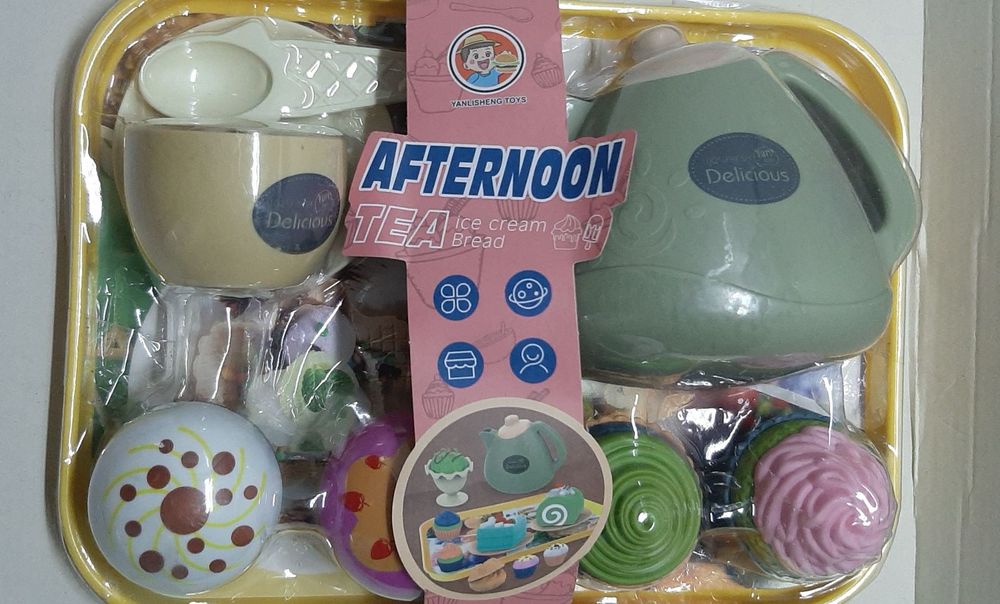 Набір іграшкового посуду.