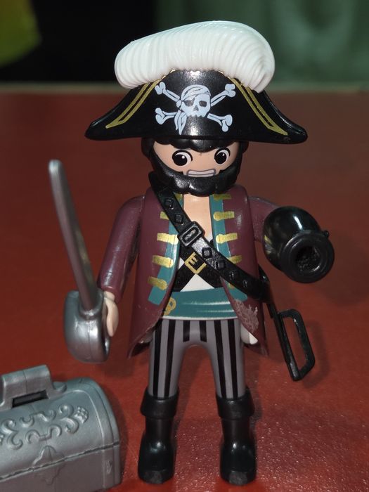 Pirata Playmobil com baú de moedas