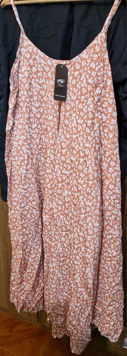 Vendo vestido e macacão com etiqueta