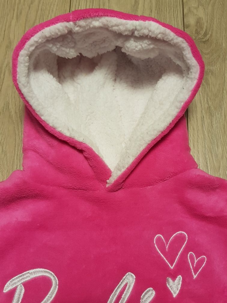 Puszysta bluza snuddie z motywem Barbie.
