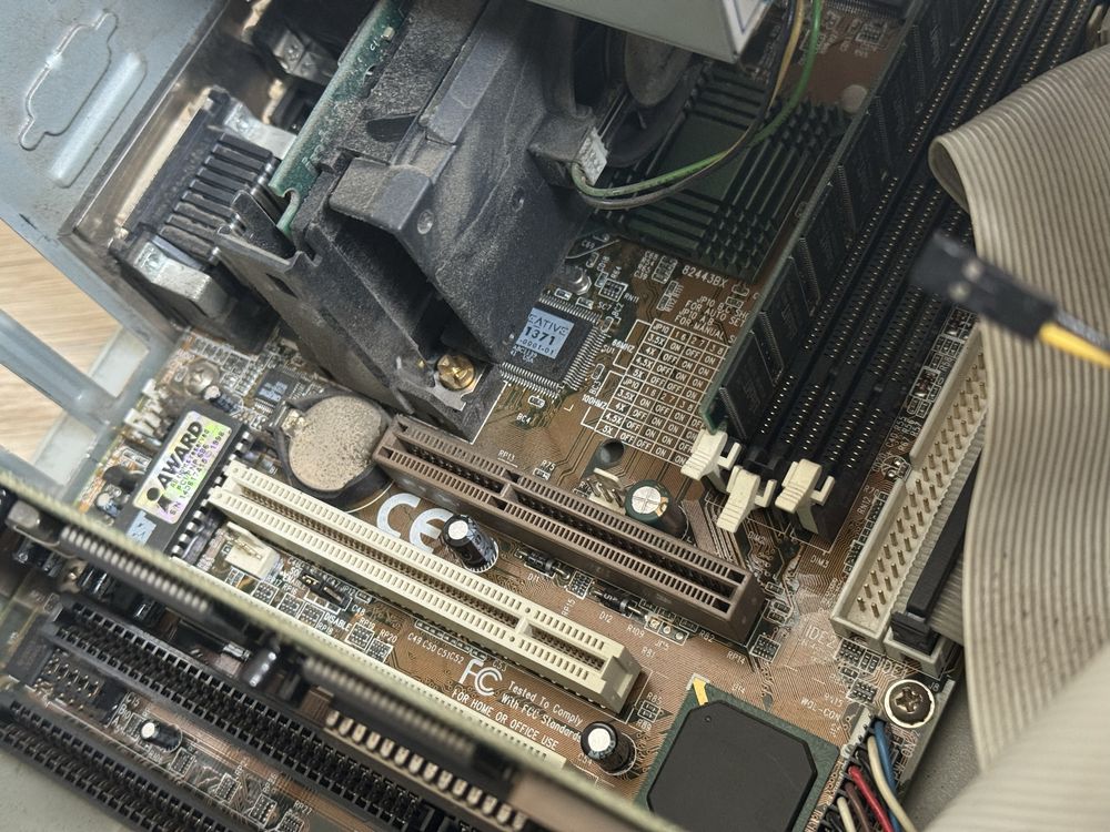 Sprawny retro PC z klawiatura i myszka