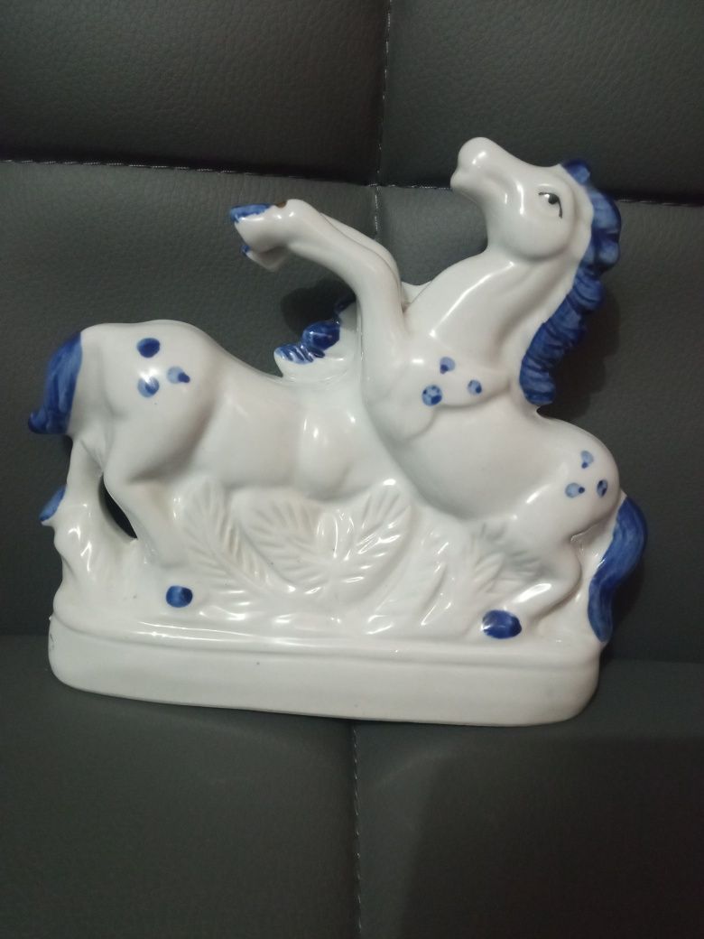 Figurka porcelanowa dwa konie