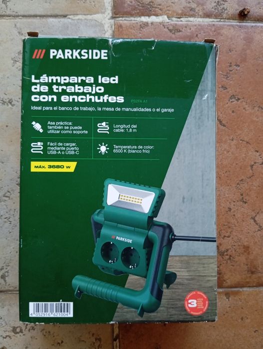 Luz led de trabalho Parkside com tomadas